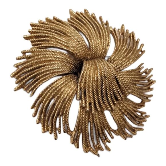 Monet Large Gold Tone Brooch Pin Cordelia Flower Fireworks Vintage - Picture 1 of 3